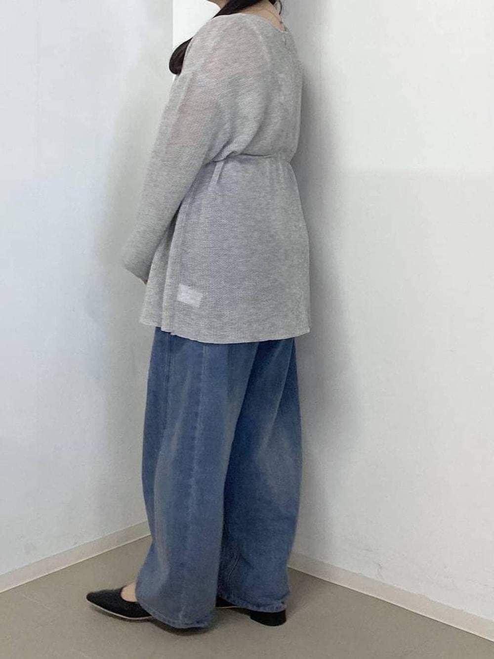 ブルー系のデニムパンツ、ブラック系のショルダーバッグ、ブラック系のパンプスを着用したレディースの春コーディネートの2枚目の写真