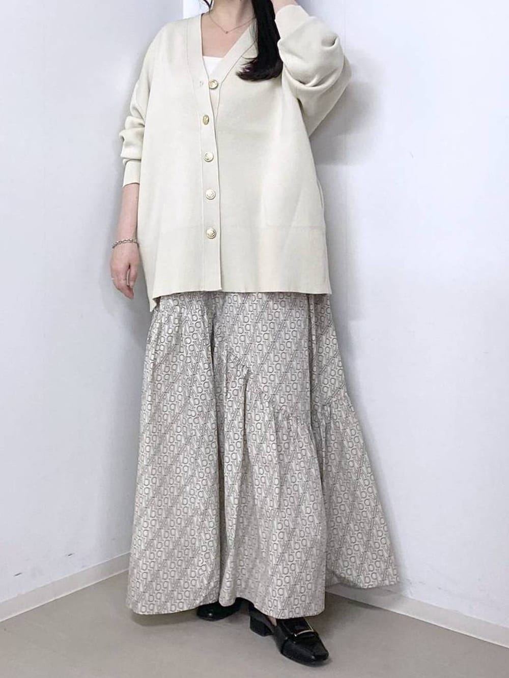 ブルー系のカーディガン/ボレロ、ブラック系のローファーを着用したレディースの春コーディネートの4枚目の写真