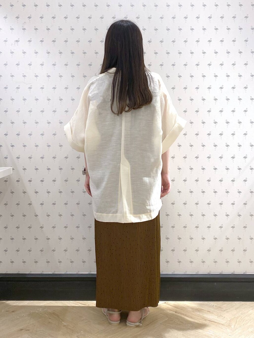 ホワイト系のサンダル、ブラウン系のスカート、グレー系のTシャツ/カットソーを着用したレディースの夏コーディネートの3枚目の写真