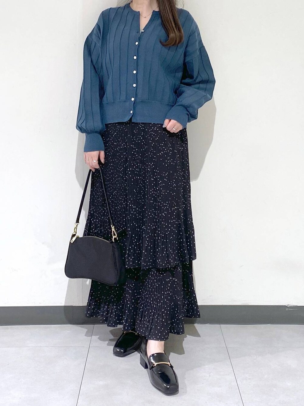 ホワイト系のスカート、グリーン系のカーディガン/ボレロ、ブラック系のショルダーバッグを着用したレディースの夏コーディネートの4枚目の写真