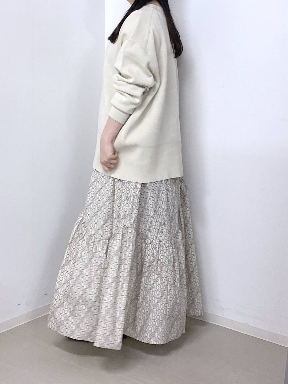 ブルー系のカーディガン/ボレロ、ブラック系のローファーを着用したレディースの春コーディネートの2枚目の写真