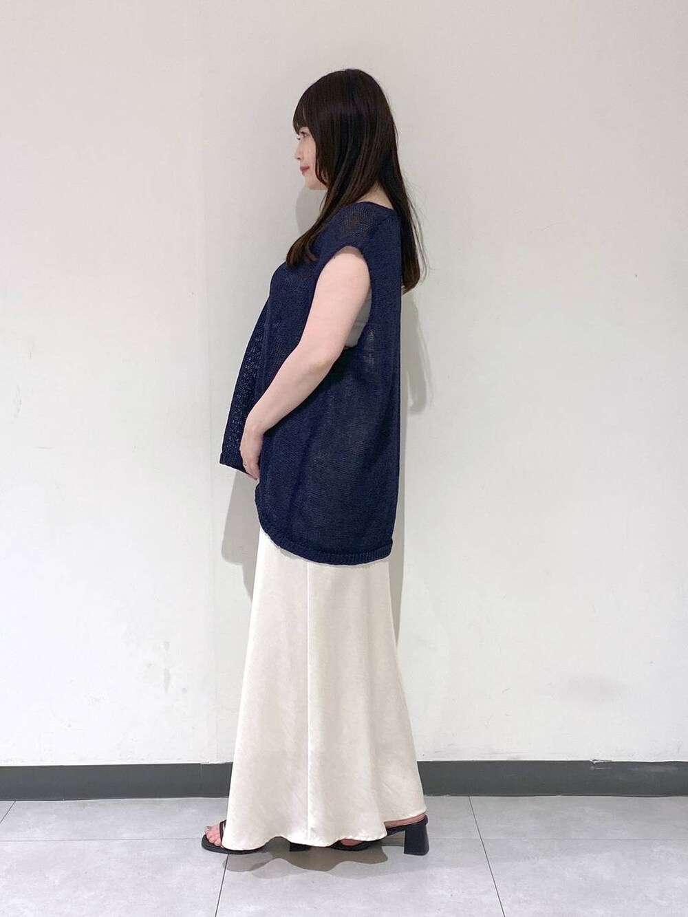 ホワイト系のスカート、ブルー系のニット/セーターを着用したレディースの夏コーディネートの2枚目の写真