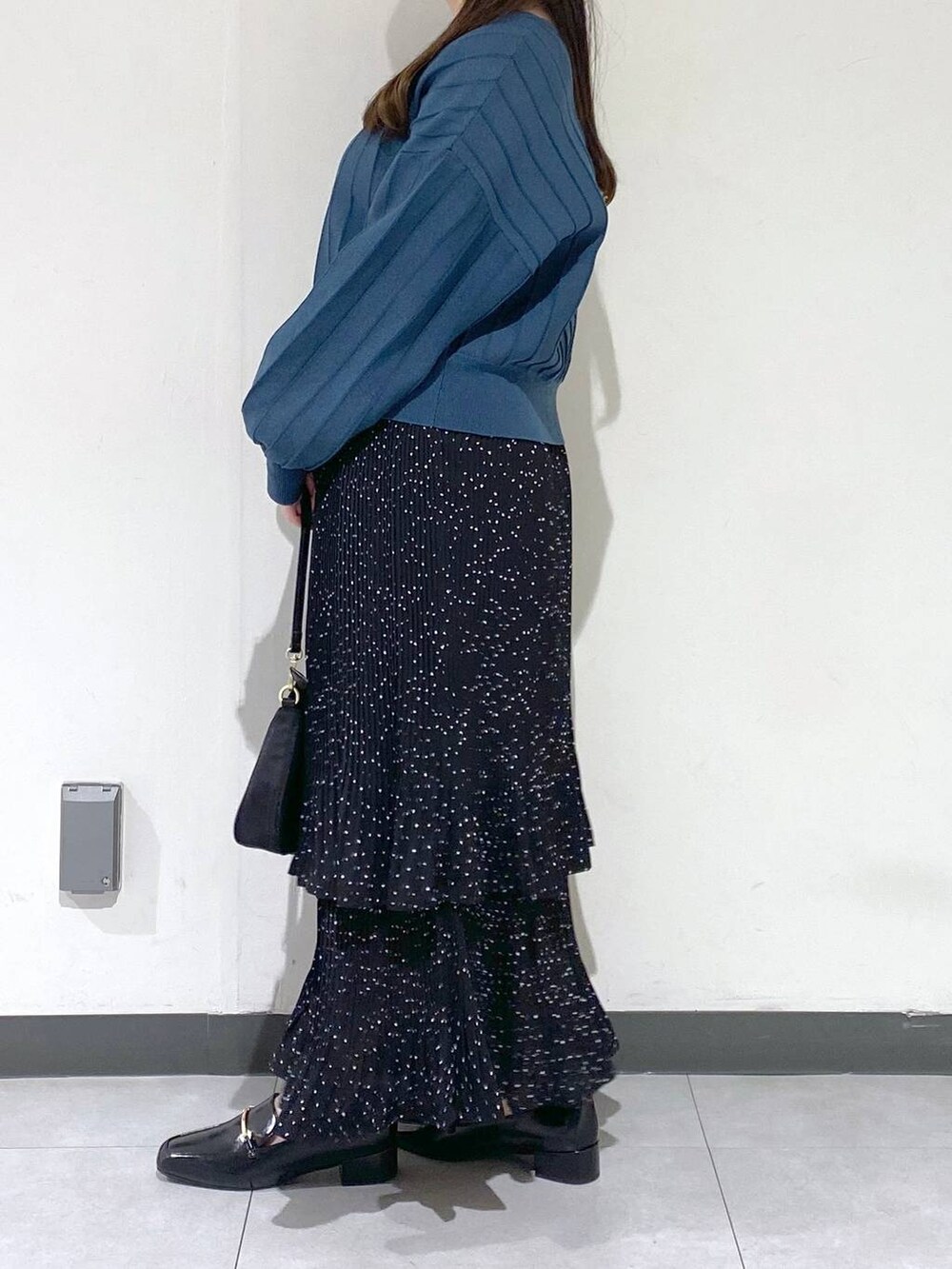 ホワイト系のスカート、グリーン系のカーディガン/ボレロ、ブラック系のショルダーバッグを着用したレディースの夏コーディネートの2枚目の写真