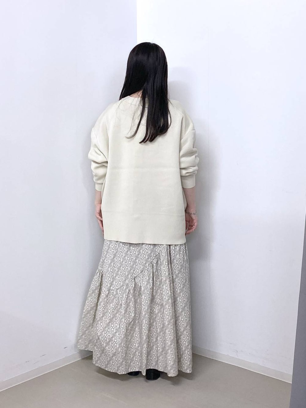 ブルー系のカーディガン/ボレロ、ブラック系のローファーを着用したレディースの春コーディネートの3枚目の写真