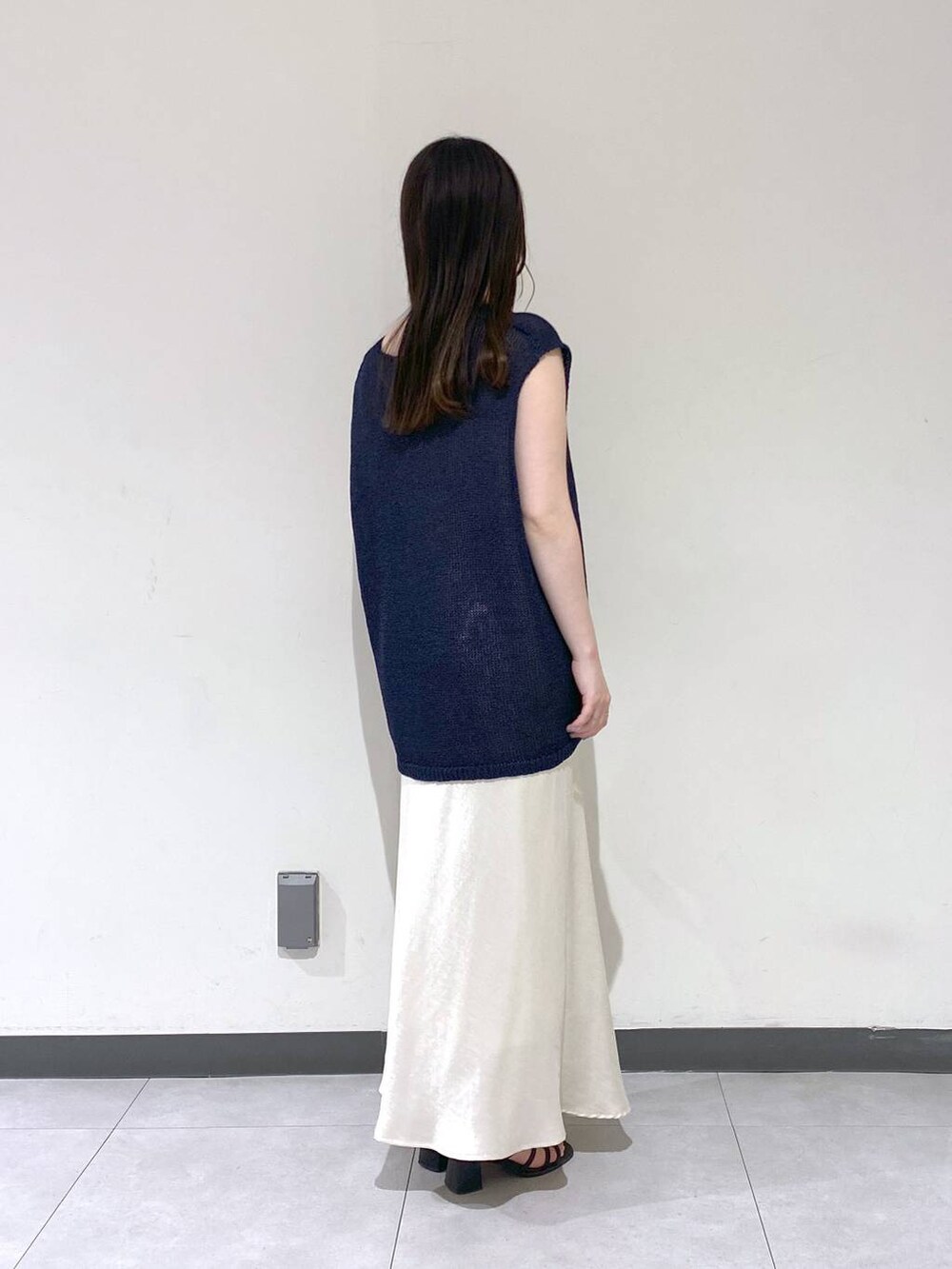 ホワイト系のスカート、ブルー系のニット/セーターを着用したレディースの夏コーディネートの3枚目の写真