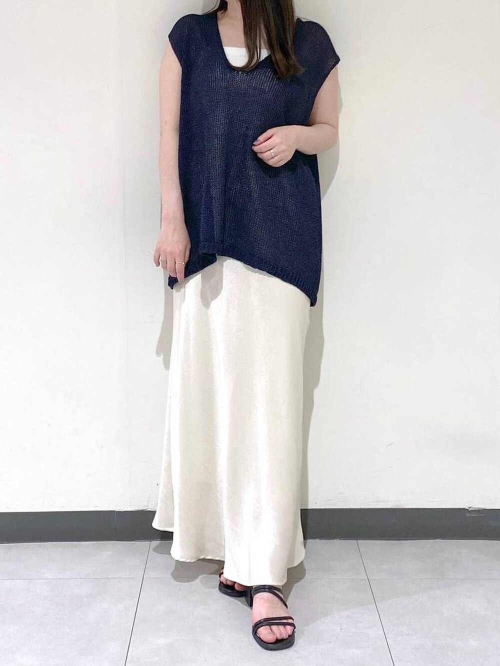 ホワイト系のスカート、ブルー系のニット/セーターを着用したレディースの夏コーディネートの5枚目の写真