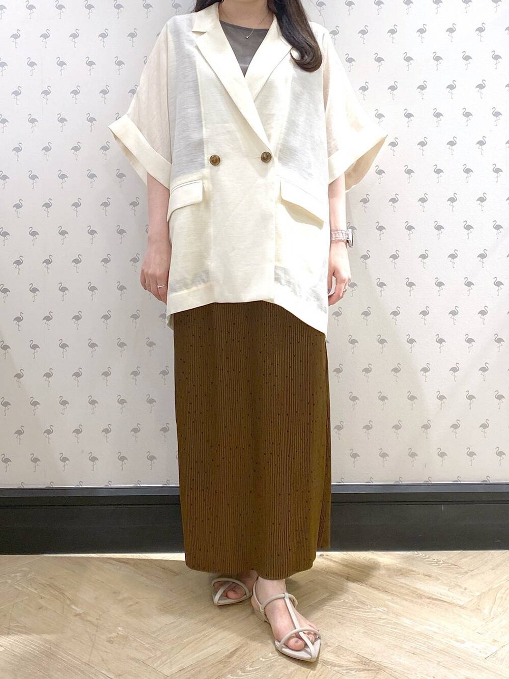 ホワイト系のサンダル、ブラウン系のスカート、グレー系のTシャツ/カットソーを着用したレディースの夏コーディネートの4枚目の写真