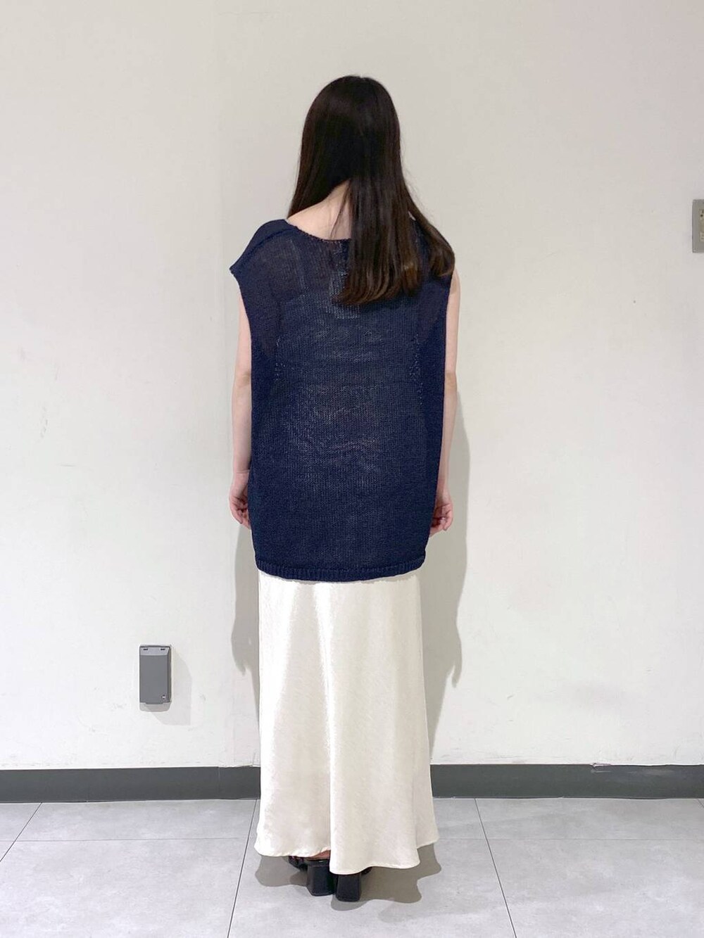 ホワイト系のスカート、ブルー系のニット/セーターを着用したレディースの夏コーディネートの4枚目の写真