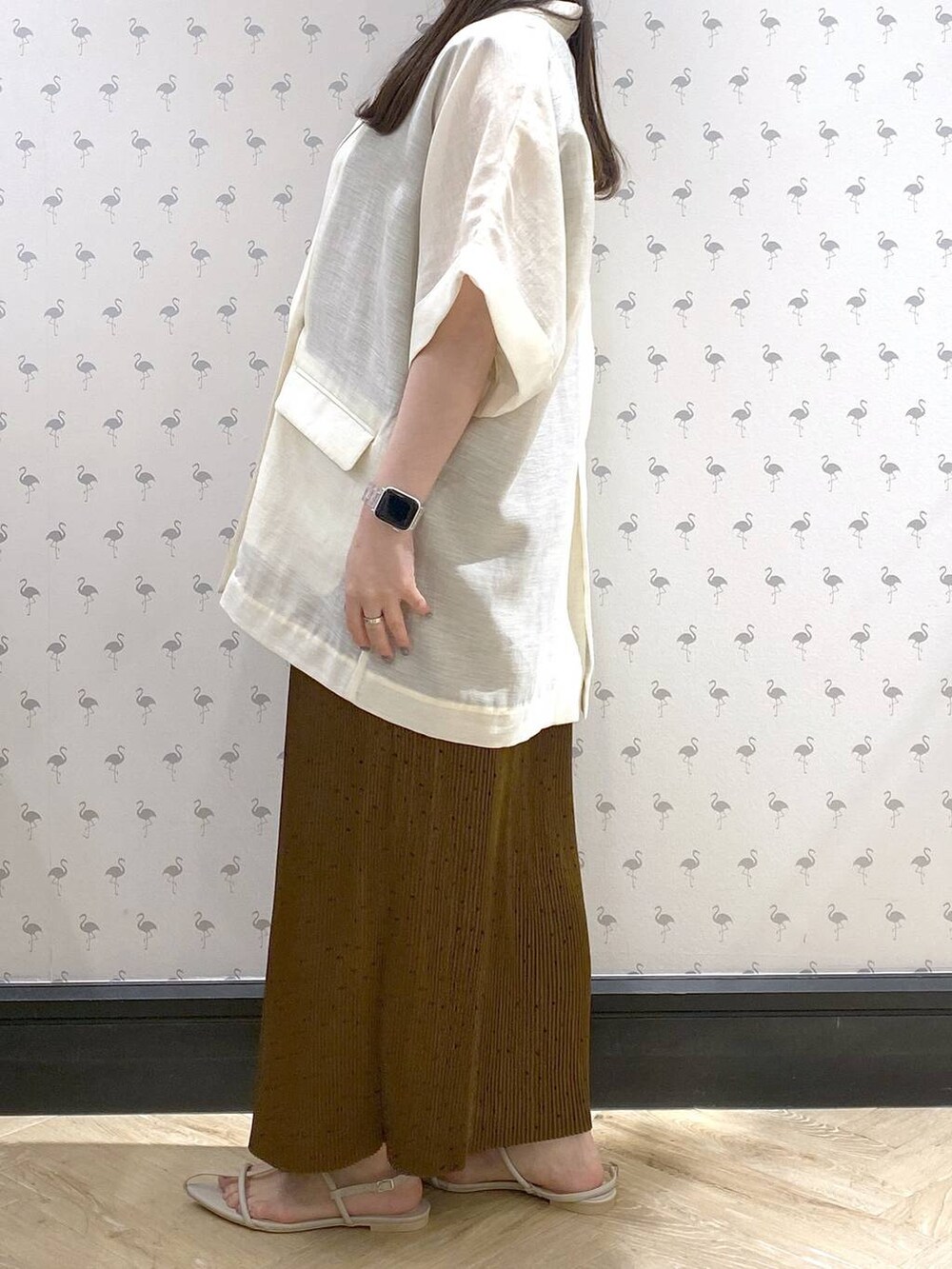 ホワイト系のサンダル、ブラウン系のスカート、グレー系のTシャツ/カットソーを着用したレディースの夏コーディネートの2枚目の写真