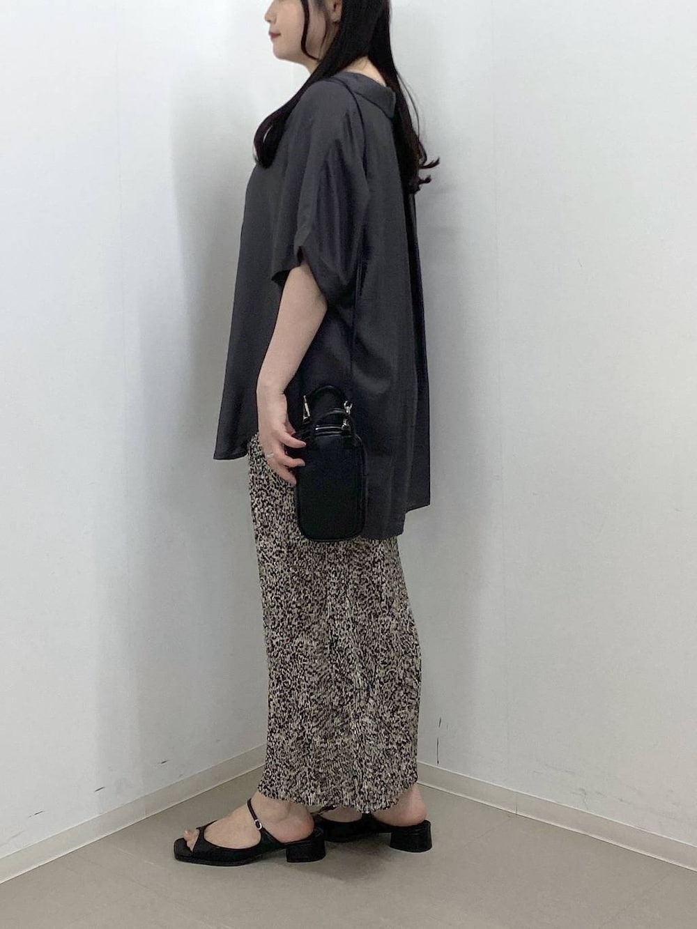 ベージュ系のスカート、グレー系のシャツ/ブラウス、ブラック系のパンプスを着用したレディースの夏コーディネートの2枚目の写真