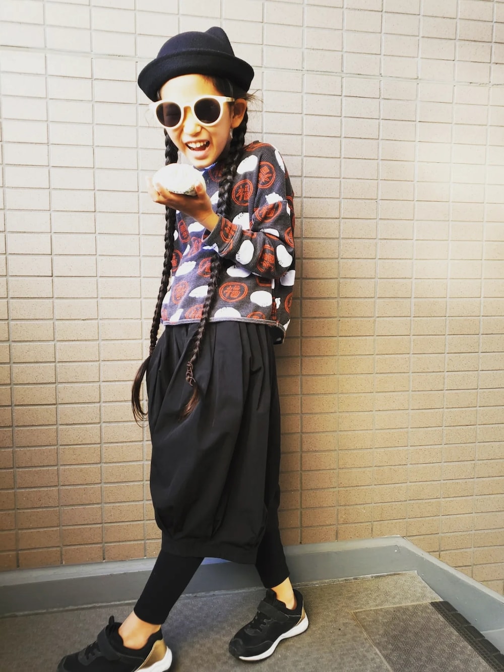 グレー系のTシャツ/カットソー、ブラック系のその他パンツ、ブラック系のスニーカーを着用したキッズの秋コーディネートの3枚目の写真