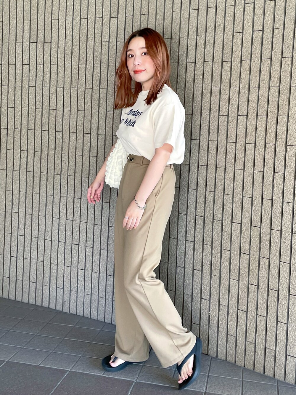 「シンプル、おしゃれさんと繋がりたい、大人カジュアル、低身長、いいね、save、フォローお願いします🤑、ママコーデ、タックイン、淡色コーデ、フレアパンツ、プチプラ、GU、休日スタイル、白Tシャツ、ベージュ、着回しコーデ」｜「GUのアイテム（パンツ、ベージュ系）」を使った、enappiさん（レディース・148cm）の夏コーディネートの2枚目の写真