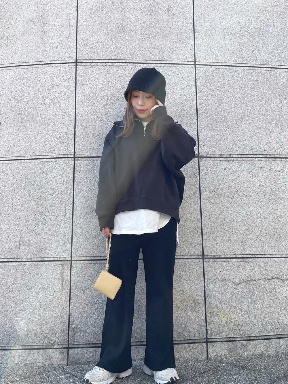 「オトナカジュアル、カジュアル、ootd、ハーフジップ、ワントーンコーデ、ブラックコーデ、ラクチンコーデ、休日スタイル、低身長、モノトーンコーデ、スニーカー、いいね、save、フォローお願いします🤑、冬コーデ、レイヤードスタイル、シンプルコーデ」｜「coca（coca）のスムースニットパンツ（その他パンツ、ブラック系）」を使った、enappiさん（レディース・148cm）の冬コーディネートの4枚目の写真