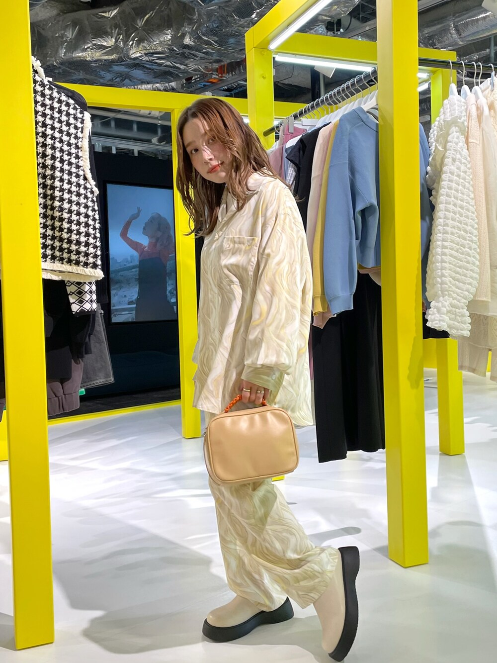「FOREVER 21、低身長、プチプラコーデ、セットアップ、シンプルコーデ、プチプラ、お洒落さんとつながりたい、大人カジュアル、ootd、いいね、save、フォローお願いします🤑、淡色コーデ、大人コーデ、カジュアルコーデ、厚底シューズ、休日スタイル」｜「FOREVER 21のアイテム（シャツ/ブラウス、ベージュ系）」を使った、enappiさん（レディース・148cm）の冬コーディネートの2枚目の写真