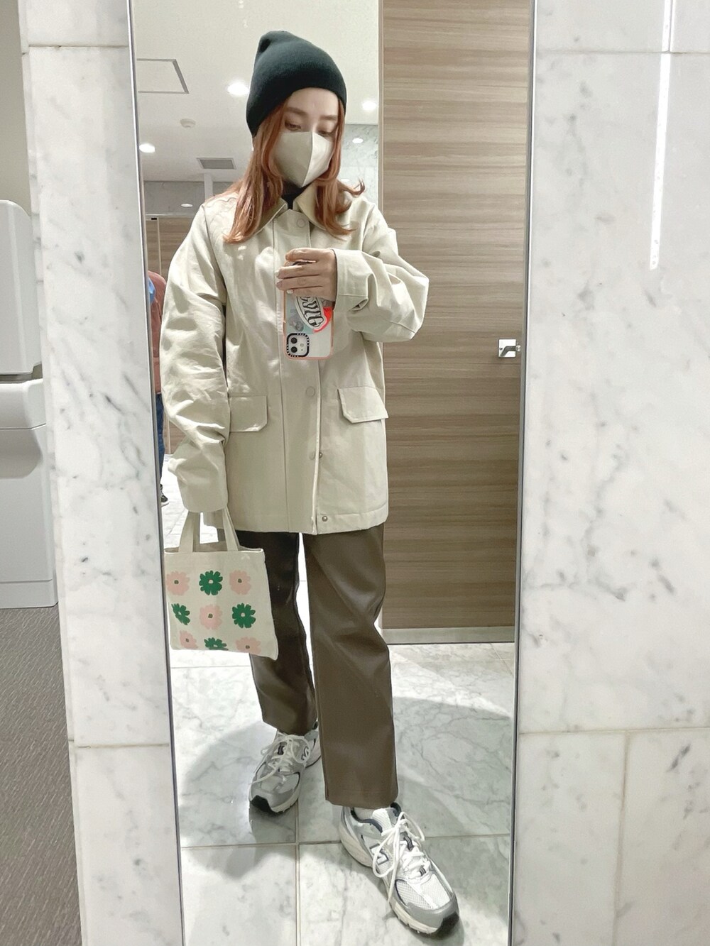 「ニット帽、韓国ファッション、おしゃれさんと繋がりたい、ootd、オトナカジュアル、秋のコーデ、カジュアルコーデ、いいね、save、フォローお願いします🤑、ママコーデ、低身長コーデ、レザー、低身長、パンツスタイル、秋カラー」｜「ponponのアイテム（ニットキャップ/ビーニー、ブラック系）」を使った、enappiさん（レディース・148cm）の秋コーディネートの2枚目の写真