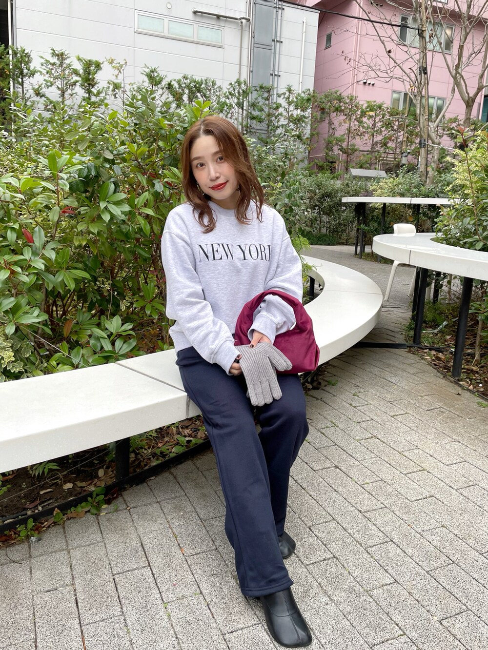 「服とコスメでなりたい自分に、カジュアル、大人カジュアル、低身長、シンプル、ラクチンコーデ、おしゃれさんと繋がりたい、スウェット、韓国ファッション、ロゴスウェット、冬コーデ、マイベストコーデ2022、いいね、save、フォローお願いします🤑、プチプラコーデ、休日スタイル」｜「H&Mのアイテム（スウェット、グレー系）」を使った、enappiさん（レディース・148cm）の冬コーディネートの2枚目の写真