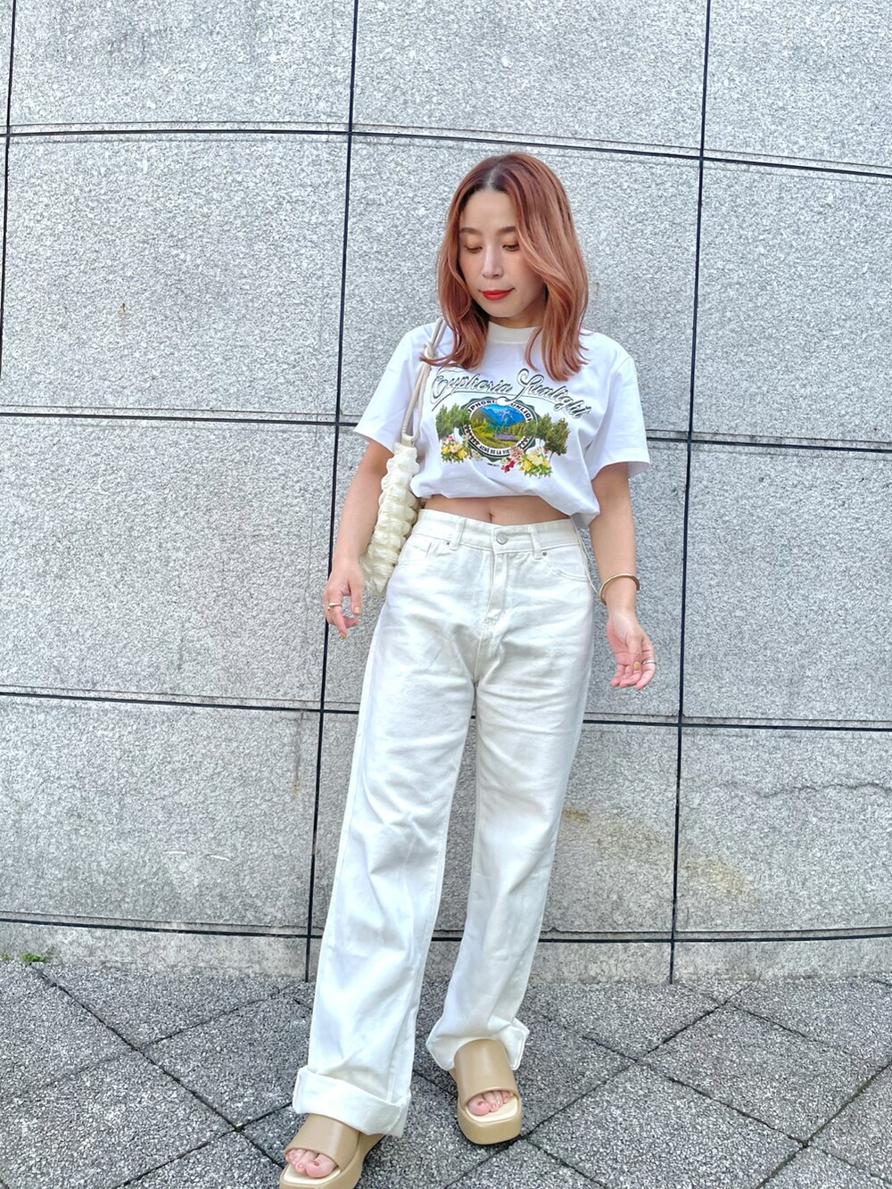 「着回しコーデ、シンプルコーデ、ホワイト、ワントーンコーデ、プリントT、白Tシャツ、低身長、カジュアル、ストリート、大人カジュアル、ショート丈、韓国ファッション、淡色コーデ、いいね、save、フォローお願いします🤑、おしゃれさんと繋がりたい」｜「acme' de la vieのアイテム（Tシャツ/カットソー、ホワイト系）」を使った、enappiさん（レディース・148cm）の秋コーディネートの2枚目の写真