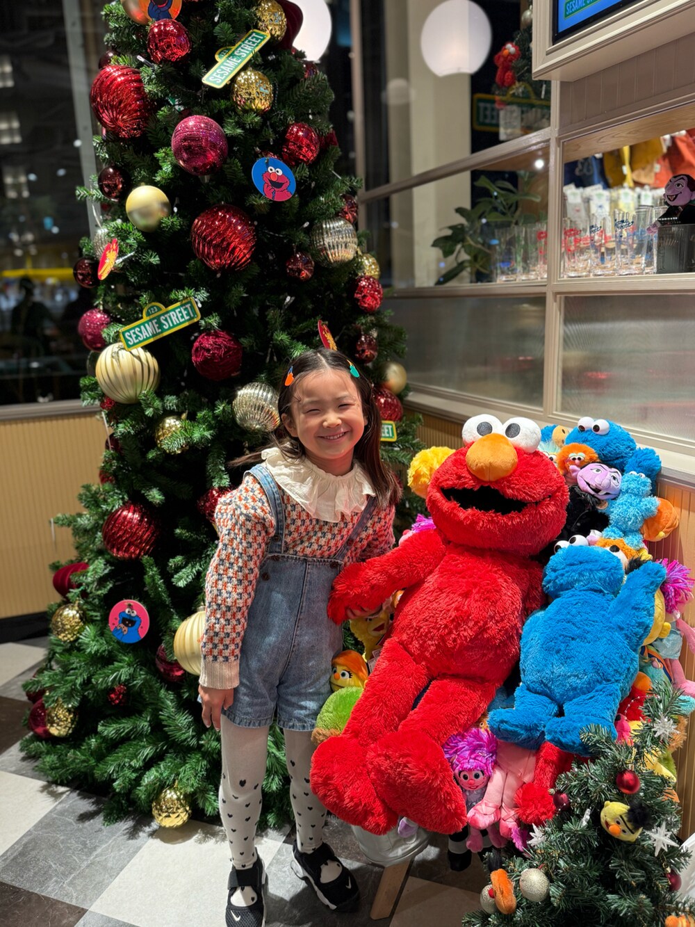 ホワイト系のニット/セーターを着用したキッズの冬コーディネートの3枚目の写真