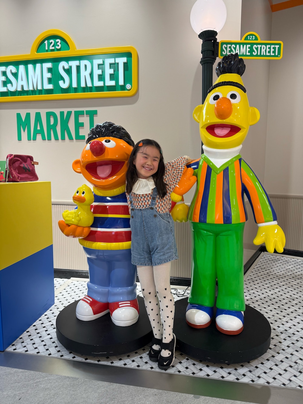 ホワイト系のニット/セーターを着用したキッズの冬コーディネートの2枚目の写真