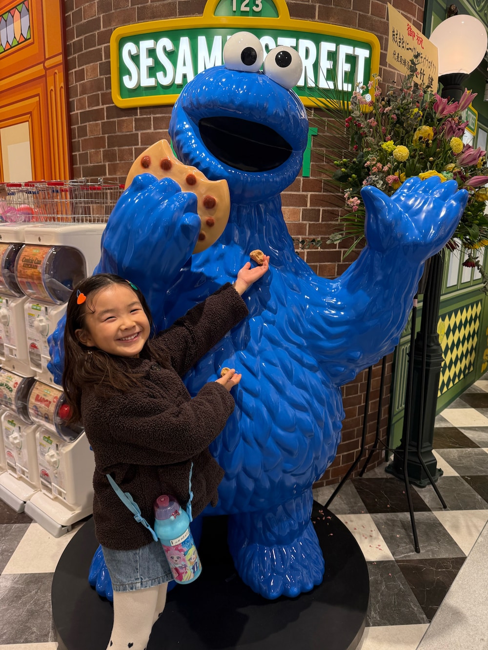 ホワイト系のニット/セーターを着用したキッズの冬コーディネートの4枚目の写真