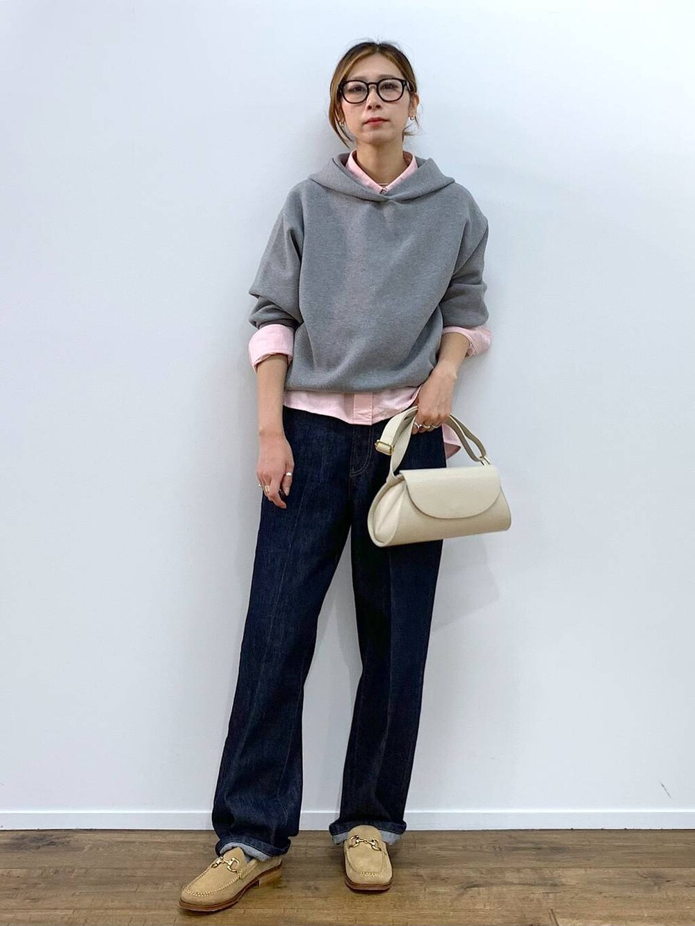 ホワイト系のショルダーバッグ、ピンク系のシャツ/ブラウス、ブルー系のデニムパンツを着用したレディースの秋コーディネートの6枚目の写真