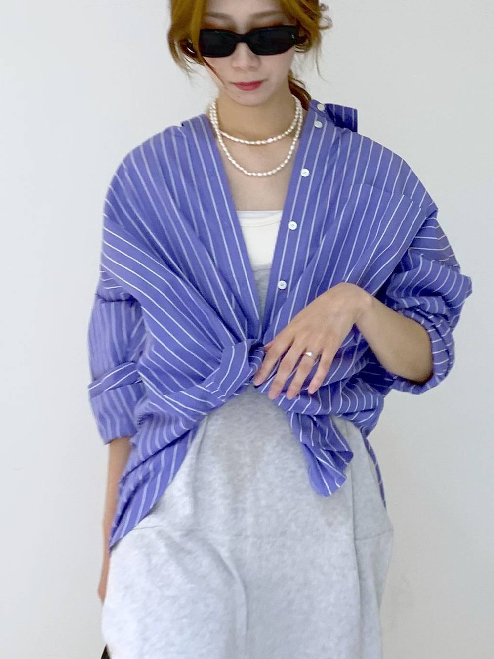 「高身長、体型カバー、着痩せ・細見え、デート/ロマンティック、女子会、ヘルシー、きれいめ、カジュアル、旅行、BABYLONE、おでかけ、シンプルコーデ、大人カジュアル、サンダル、シャツ」|「BABYLONEのニットオールインワン(つなぎ/オールインワン、グレー系)」を使った、ERIKA (BABYLONE)さん(レディース・166cm)の夏コーディネートの8枚目の写真