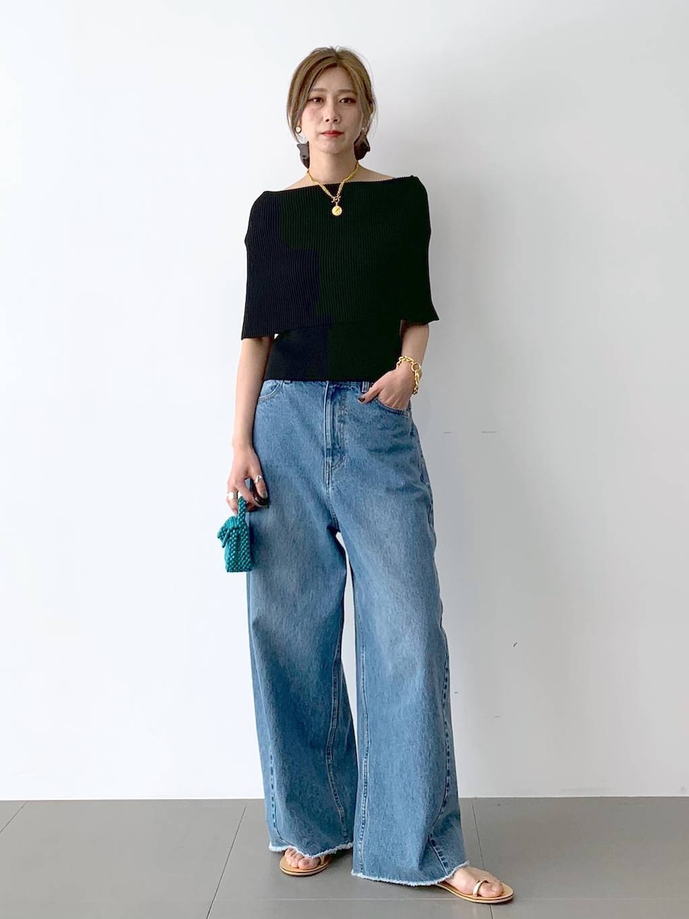 ベージュ系のサンダル、ブルー系のデニムパンツ、ブラック系のTシャツ/カットソーを着用したレディースの夏コーディネートの2枚目の写真