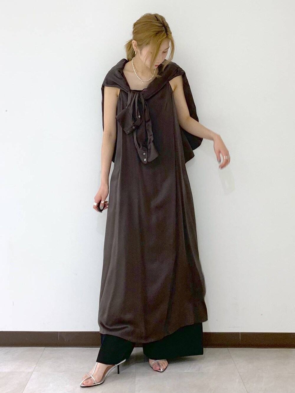 シルバー系のサンダル、ブラウン系のシャツ/ブラウス、ブラック系のその他パンツを着用したレディースの春コーディネートの7枚目の写真