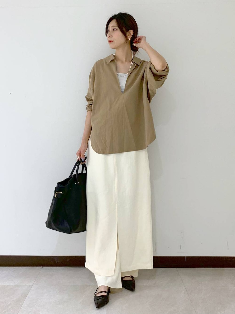 ホワイト系のキャミソール、ホワイト系のスカート、ホワイト系のその他パンツを着用したレディースの秋コーディネートの8枚目の写真