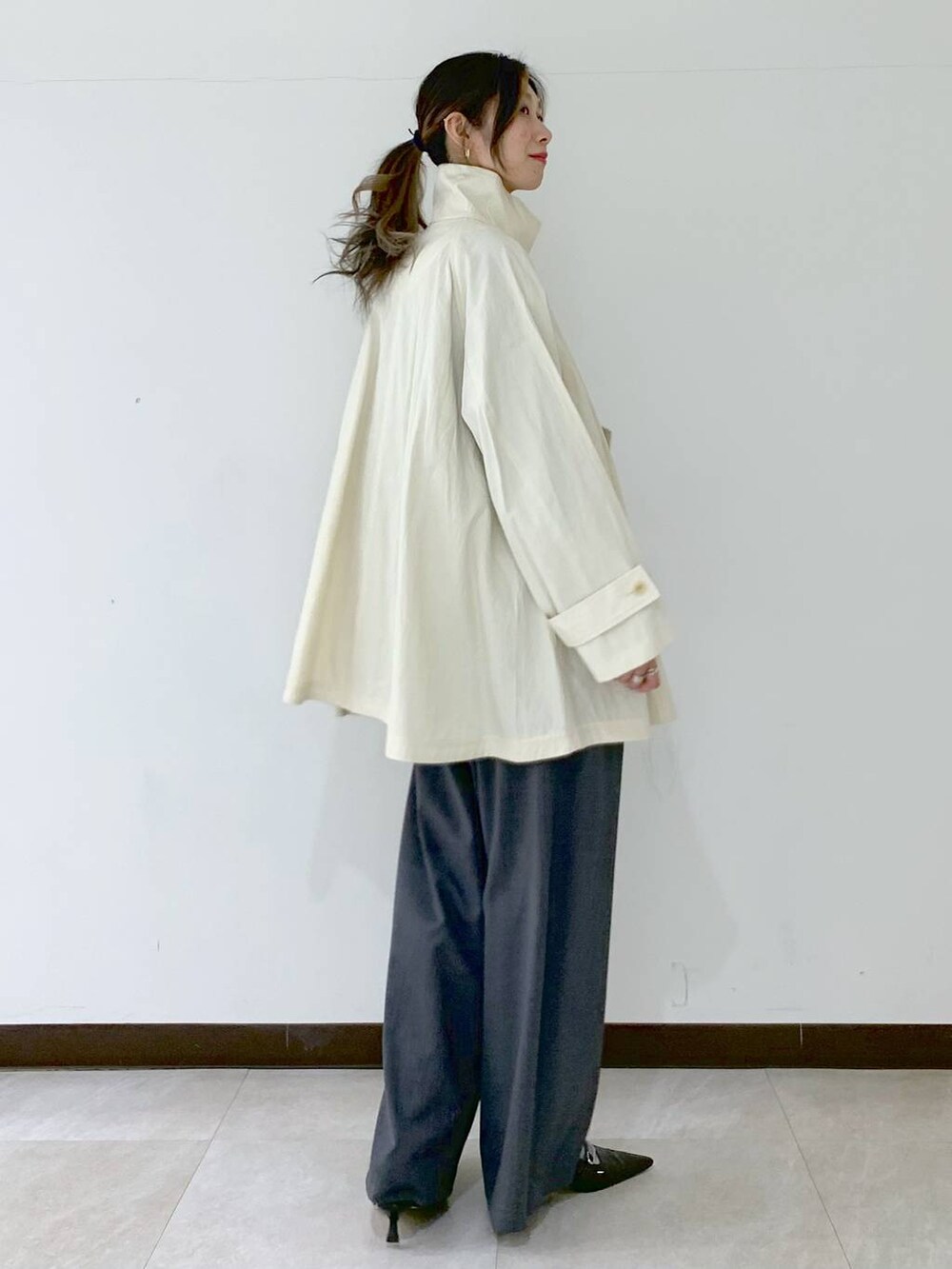 グレー系のその他パンツ、ホワイト系のその他アウター、グレー系のニット/セーターを着用したレディースの春コーディネートの4枚目の写真