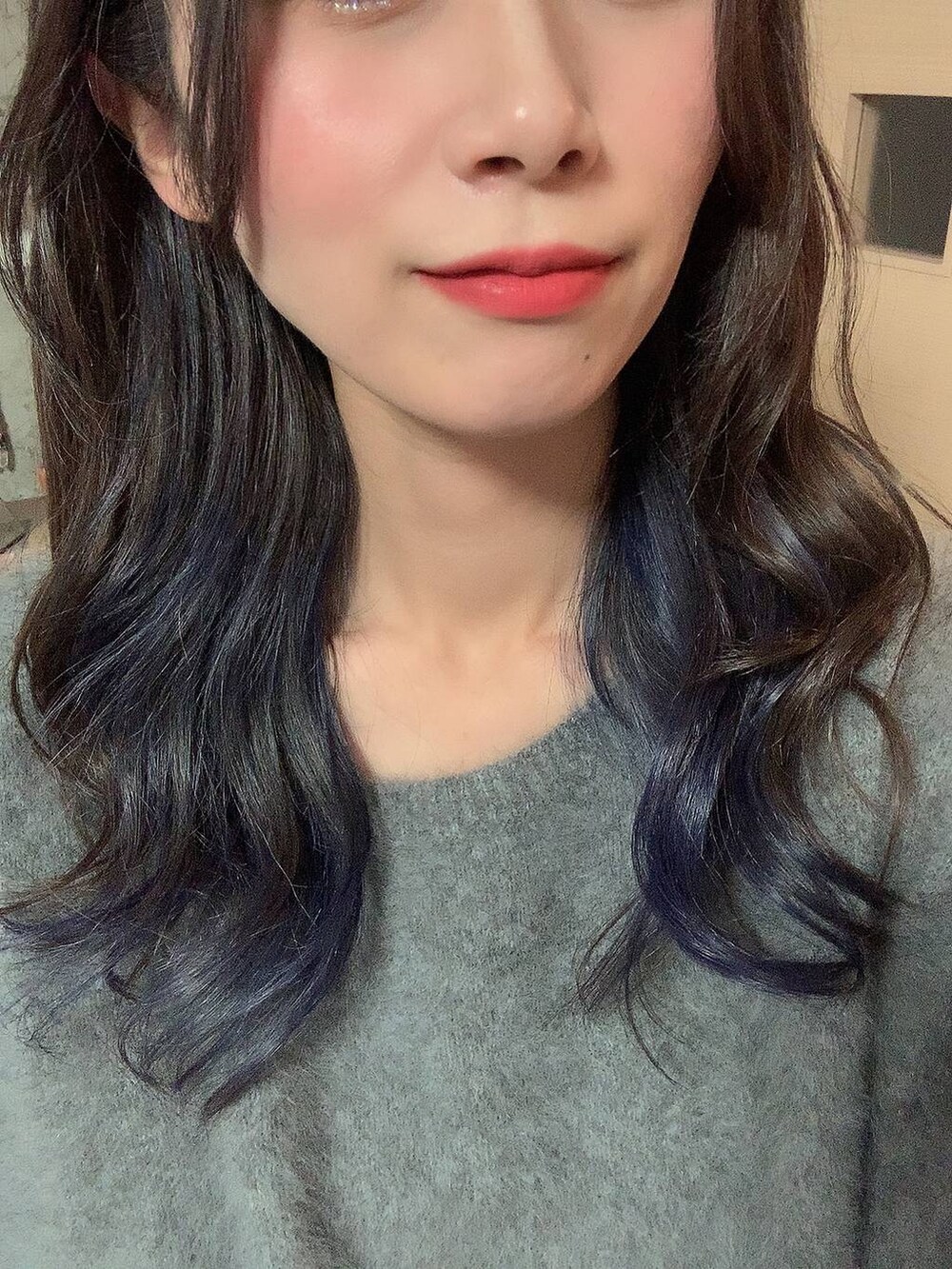 グレー系のニット/セーターを着用したレディースの秋コーディネートの3枚目の写真