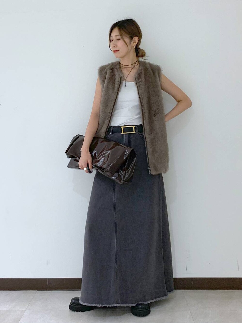 ホワイト系のキャミソール、グレー系のスカート、ブラウン系のその他アウターを着用したレディースの秋コーディネートの6枚目の写真