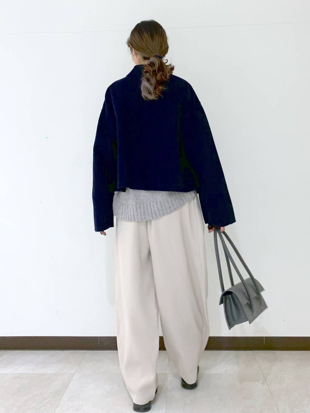ブラック系のローファー、ベージュ系のその他パンツ、ベージュ系のニット/セーターを着用したレディースの冬コーディネートの4枚目の写真