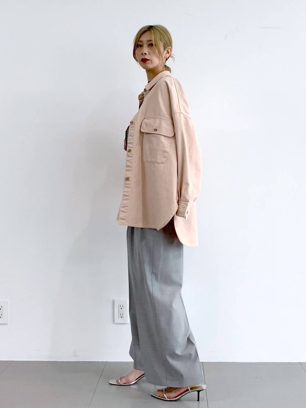 シルバー系のサンダル、ブラック系のTシャツ/カットソー、ホワイト系のタンクトップを着用したレディースの冬コーディネートの3枚目の写真