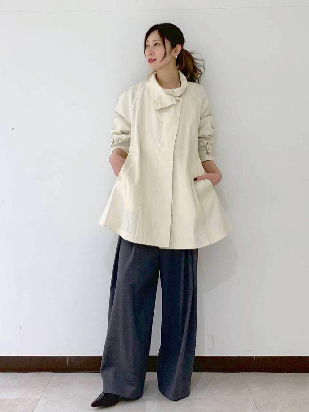 グレー系のその他パンツ、ホワイト系のその他アウター、グレー系のニット/セーターを着用したレディースの春コーディネートの6枚目の写真