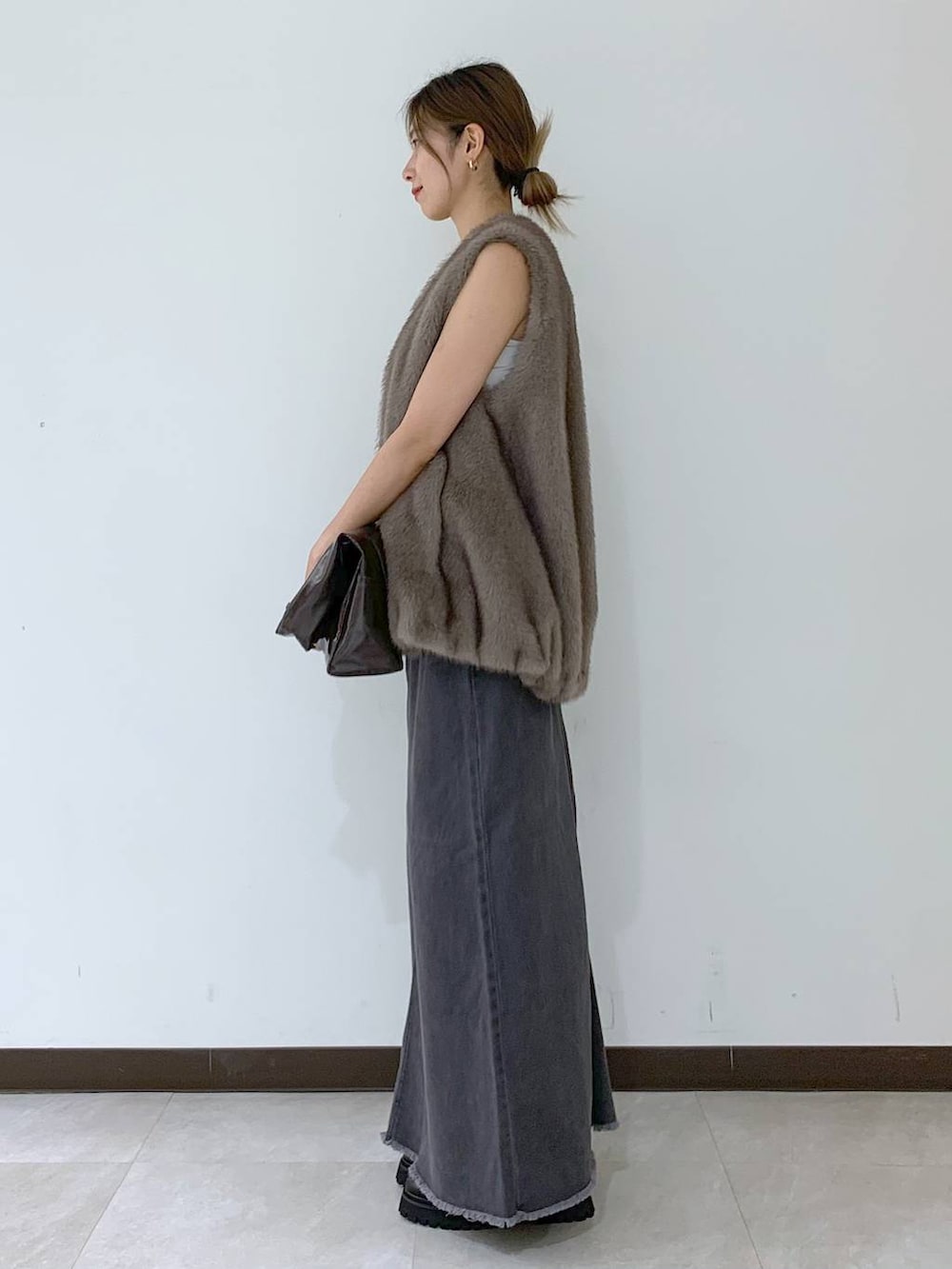 ホワイト系のキャミソール、グレー系のスカート、ブラウン系のその他アウターを着用したレディースの秋コーディネートの3枚目の写真