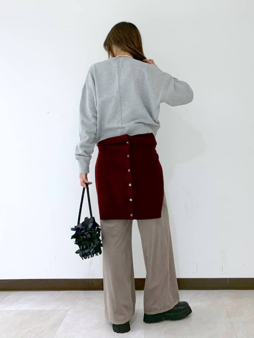 レッド系のカーディガン/ボレロ、ブラック系のショルダーバッグ、ブラック系のサンダルを着用したレディースの冬コーディネートの4枚目の写真