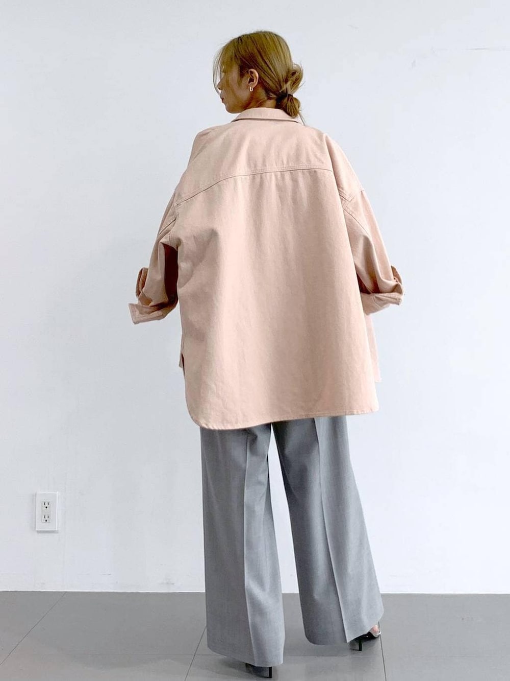 シルバー系のサンダル、ブラック系のTシャツ/カットソー、ホワイト系のタンクトップを着用したレディースの冬コーディネートの4枚目の写真