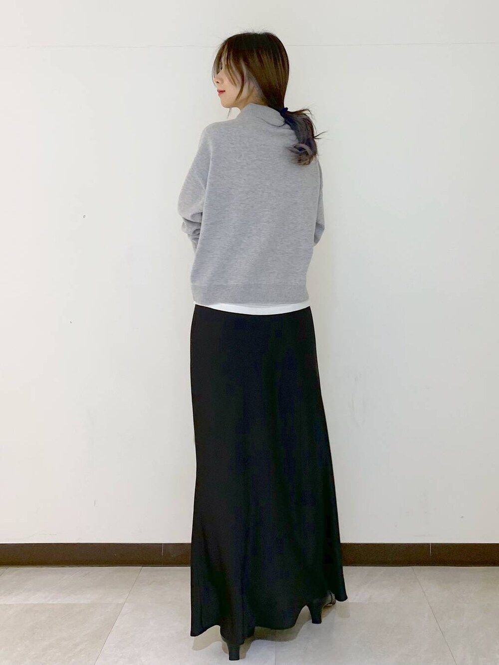 ホワイト系のTシャツ/カットソー、イエロー系のショルダーバッグ、ブラック系のスカートを着用したレディースの冬コーディネートの6枚目の写真