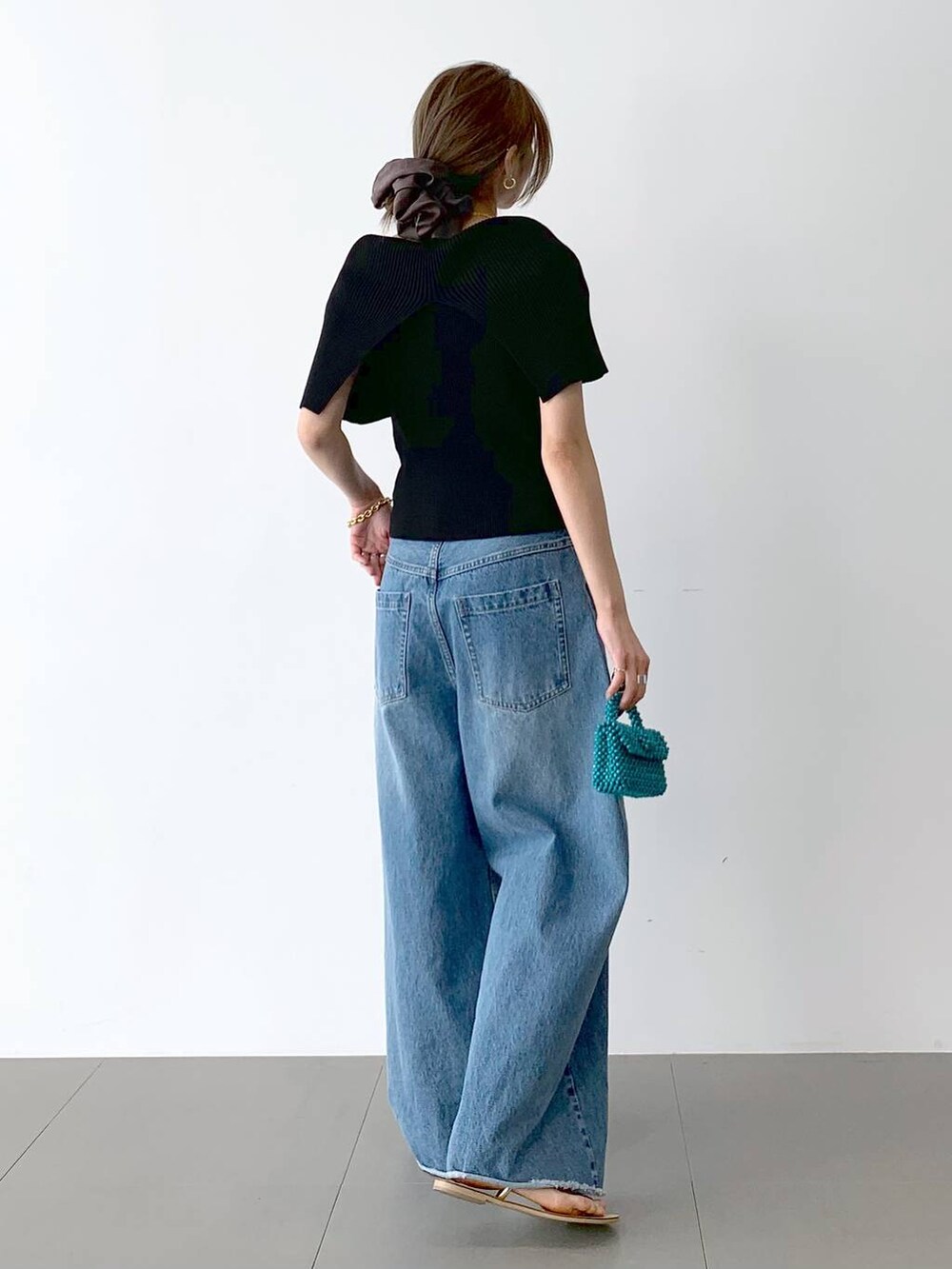 ベージュ系のサンダル、ブルー系のデニムパンツ、ブラック系のTシャツ/カットソーを着用したレディースの夏コーディネートの5枚目の写真