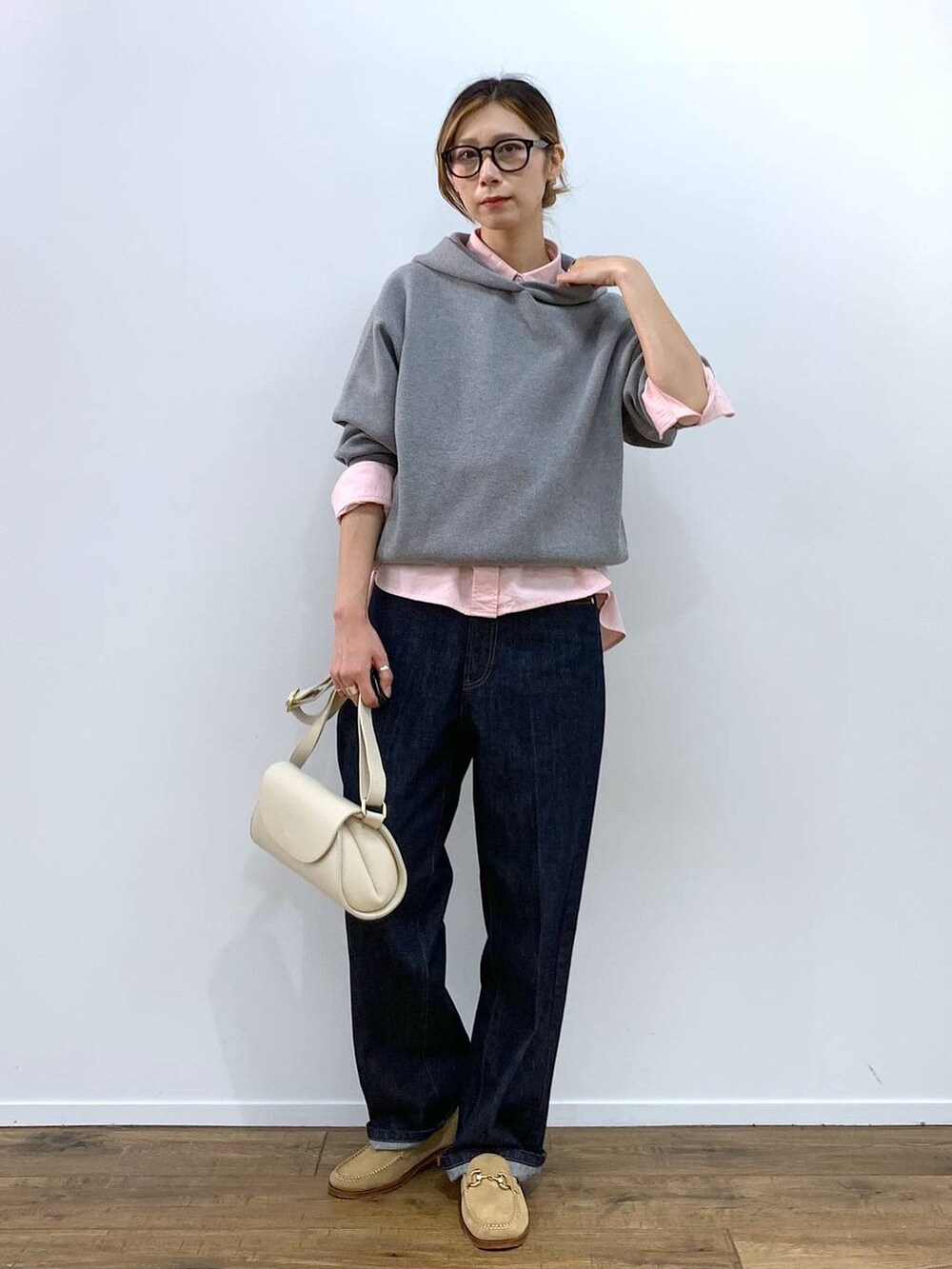 ホワイト系のショルダーバッグ、ピンク系のシャツ/ブラウス、ブルー系のデニムパンツを着用したレディースの秋コーディネートの5枚目の写真