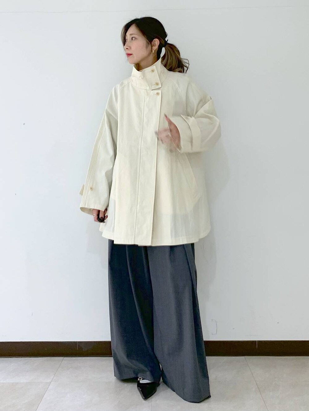 グレー系のその他パンツ、ホワイト系のその他アウター、グレー系のニット/セーターを着用したレディースの春コーディネートの2枚目の写真