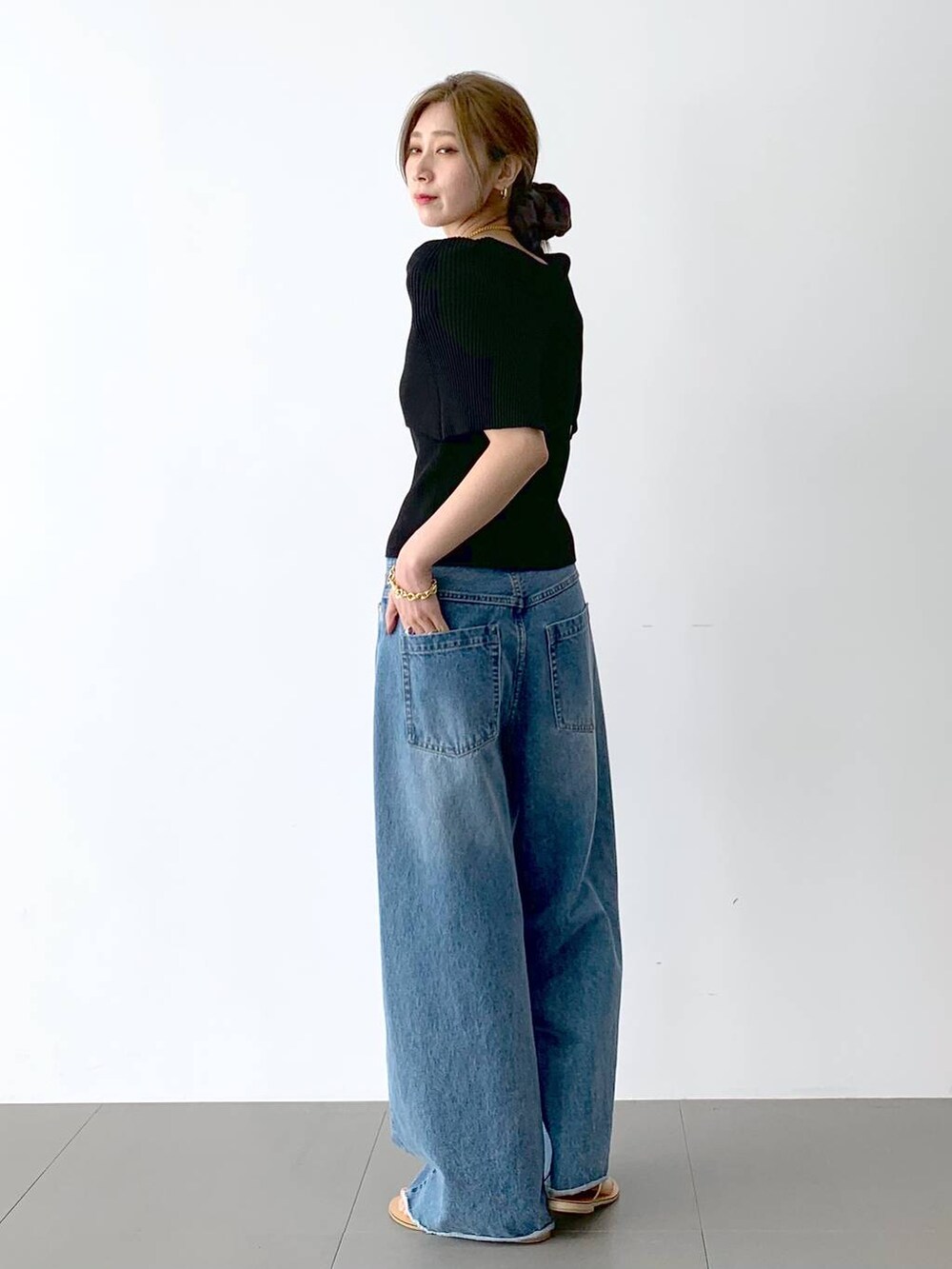 ベージュ系のサンダル、ブルー系のデニムパンツ、ブラック系のTシャツ/カットソーを着用したレディースの夏コーディネートの3枚目の写真