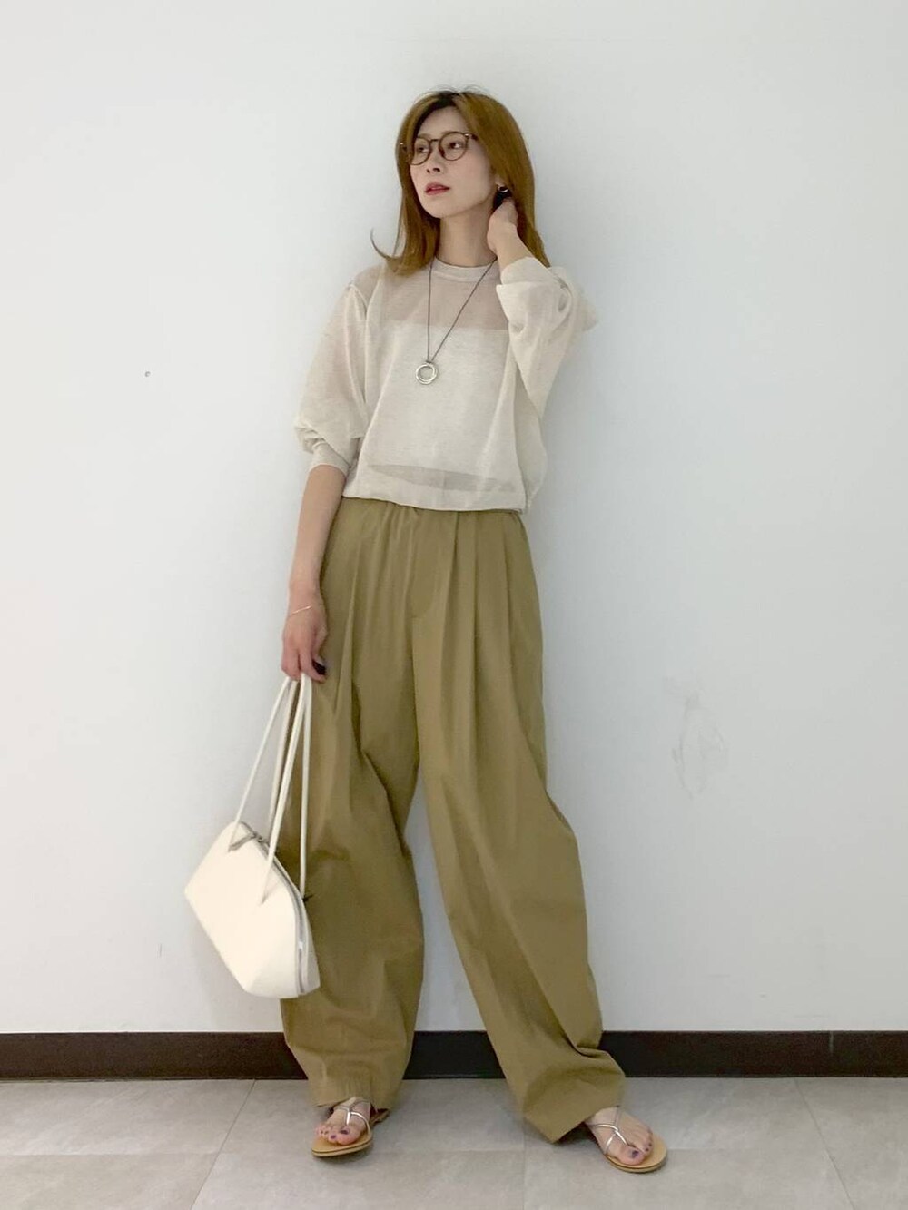 ホワイト系のTシャツ/カットソー、ホワイト系のキャミソール、ベージュ系のその他パンツを着用したレディースの夏コーディネートの2枚目の写真