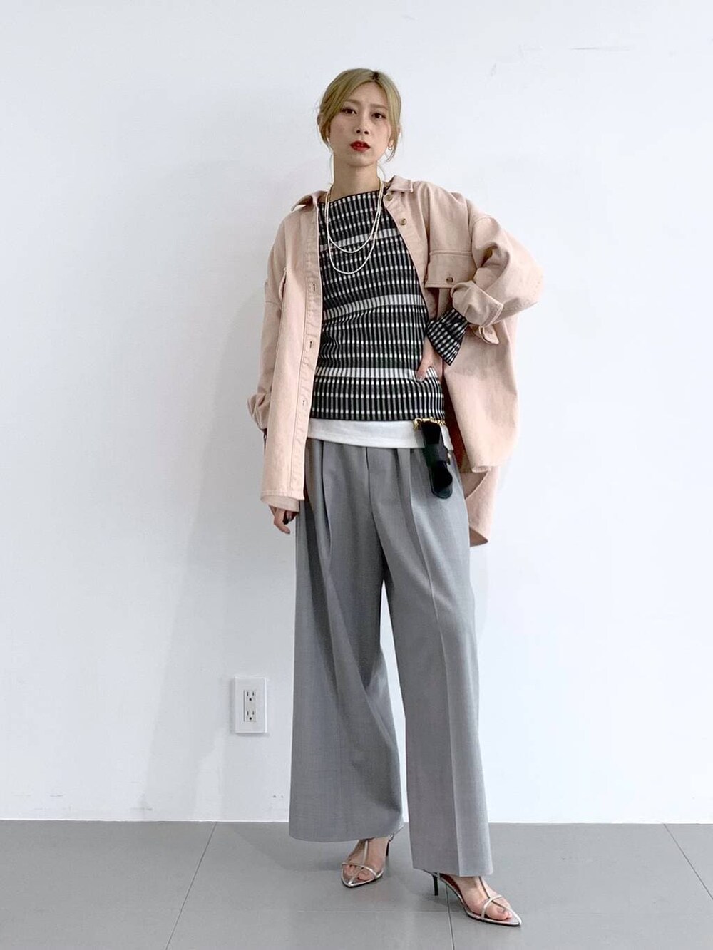 シルバー系のサンダル、ブラック系のTシャツ/カットソー、ホワイト系のタンクトップを着用したレディースの冬コーディネートの2枚目の写真