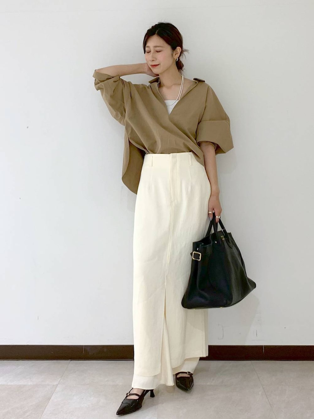 ホワイト系のキャミソール、ホワイト系のスカート、ホワイト系のその他パンツを着用したレディースの秋コーディネートの6枚目の写真