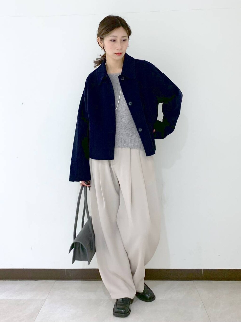 ブラック系のローファー、ベージュ系のその他パンツ、ベージュ系のニット/セーターを着用したレディースの冬コーディネートの2枚目の写真