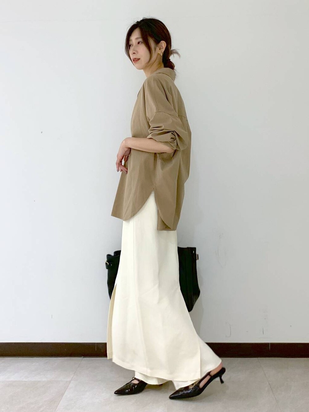 ホワイト系のキャミソール、ホワイト系のスカート、ホワイト系のその他パンツを着用したレディースの秋コーディネートの3枚目の写真