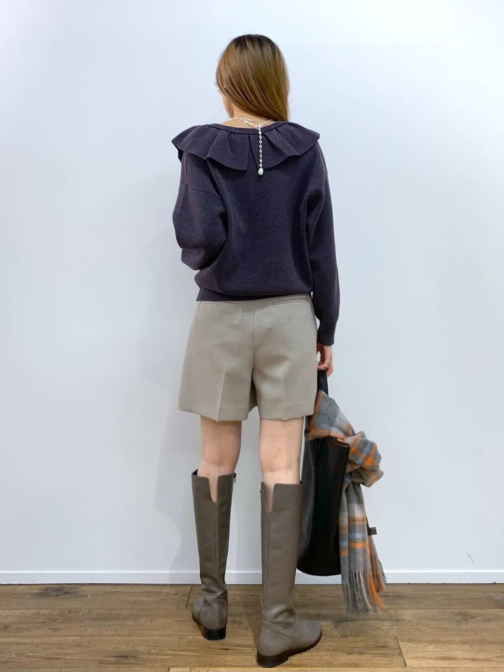 ブラック系のトートバッグ、グレー系のニット/セーター、ベージュ系のその他パンツを着用したレディースの秋コーディネートの4枚目の写真