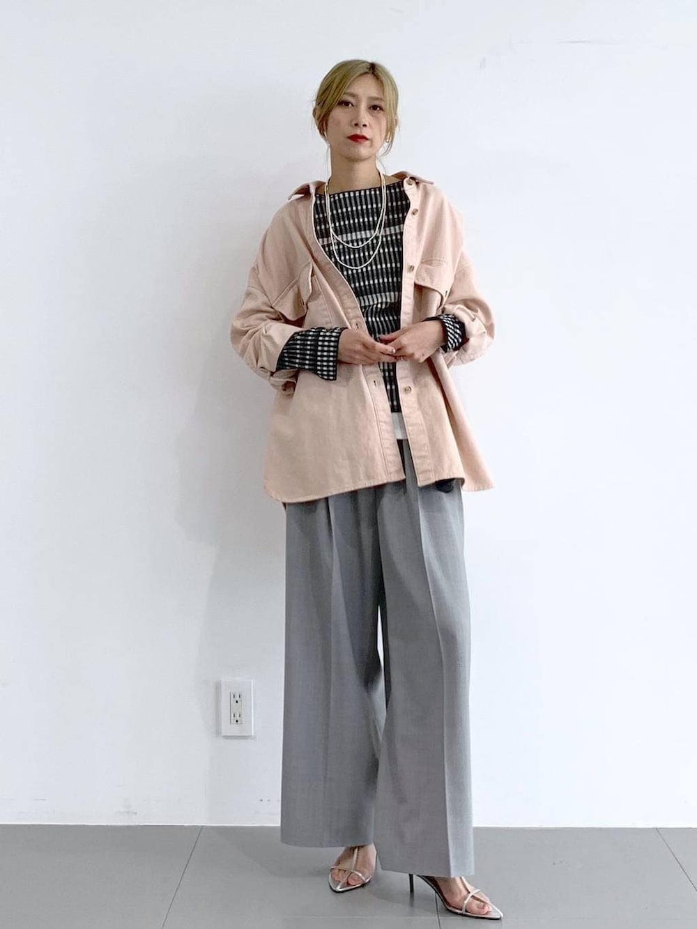 シルバー系のサンダル、ブラック系のTシャツ/カットソー、ホワイト系のタンクトップを着用したレディースの冬コーディネートの5枚目の写真